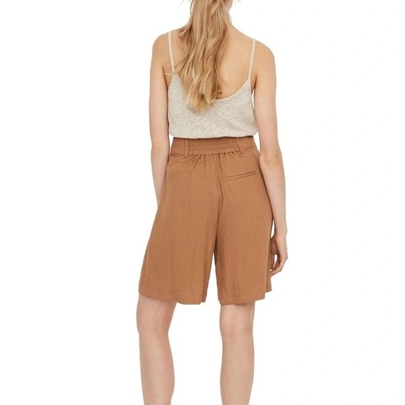 Vero Moda Kaylee High Rise Pleat Front Shorts - Picture 2 of 12